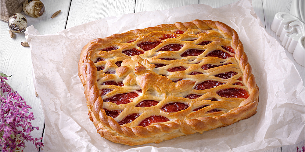Пирог из сдобного теста с творожно-яблочно-ягодной начинкой и булочки